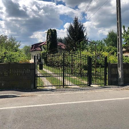Argeselu Garden Villa - Entire Floor Apartment, Exclusive Garden Access Maracineni Exterior photo