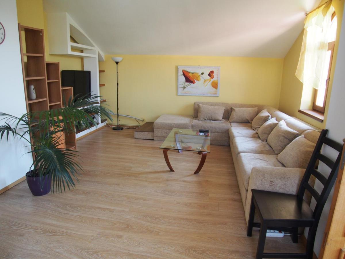 Argeselu Garden Villa - Entire Floor Apartment, Exclusive Garden Access Maracineni Exterior photo