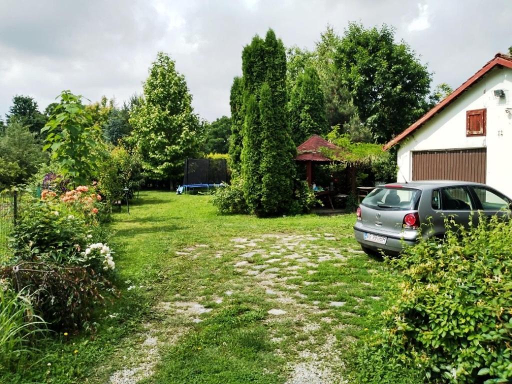 Argeselu Garden Villa - Entire Floor Apartment, Exclusive Garden Access Maracineni Exterior photo