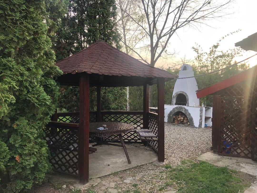 Argeselu Garden Villa - Entire Floor Apartment, Exclusive Garden Access Maracineni Exterior photo