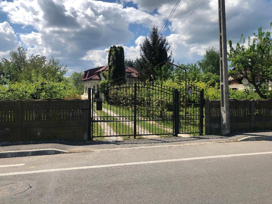 Argeselu Garden Villa - Entire Floor Apartment, Exclusive Garden Access Maracineni Exterior photo