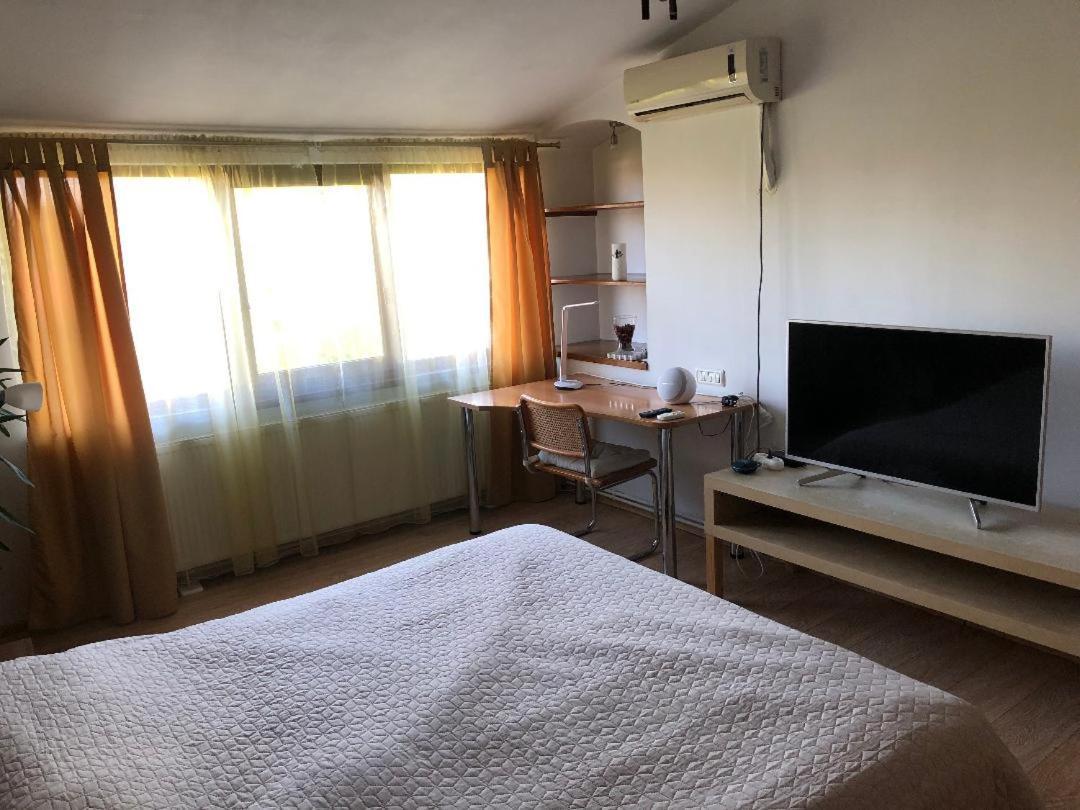 Argeselu Garden Villa - Entire Floor Apartment, Exclusive Garden Access Maracineni Exterior photo